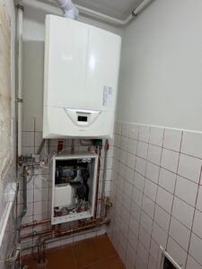 Poslední dokončování práce na výměně plynového kotle